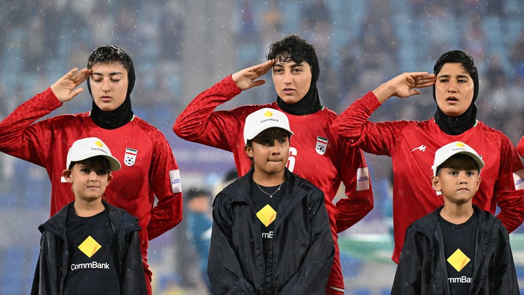 Vier Iraanse voetbalsters zien alsnog af van asiel in Australië