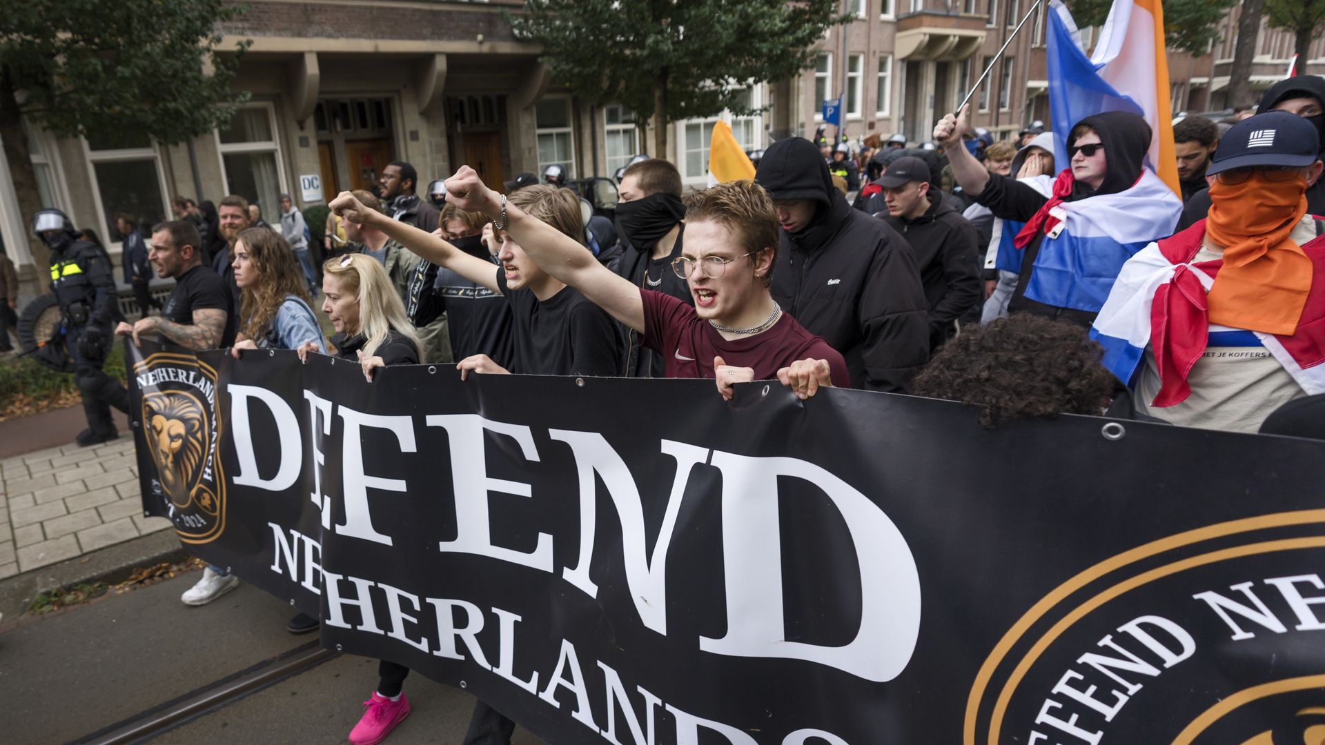 Tientallen extreemrechtse Defend-groepen opgericht, steeds groter en zichtbaarder