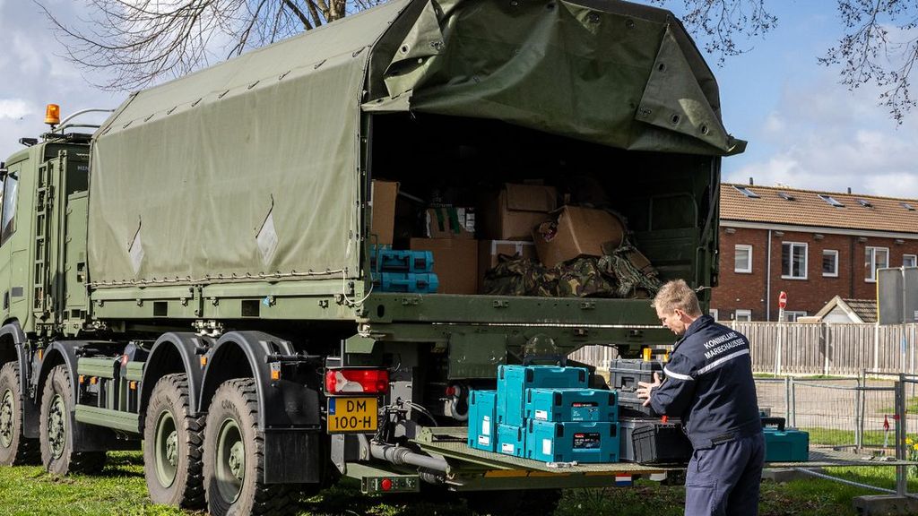 Gestolen legermaterieel in woning Zwijndrecht, defensiemedewerker aangehouden Gestolen legermaterieel in woning Zwijndrecht, defensiemedewerker aangehouden