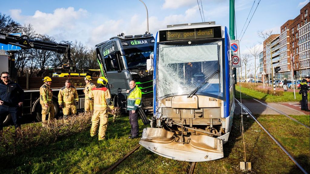 Ravage na botsing tussen tram en vrachtwagen in Den Haag, meerdere gewonden Ravage na botsing tussen tram en vrachtwagen in Den Haag, meerdere gewonden