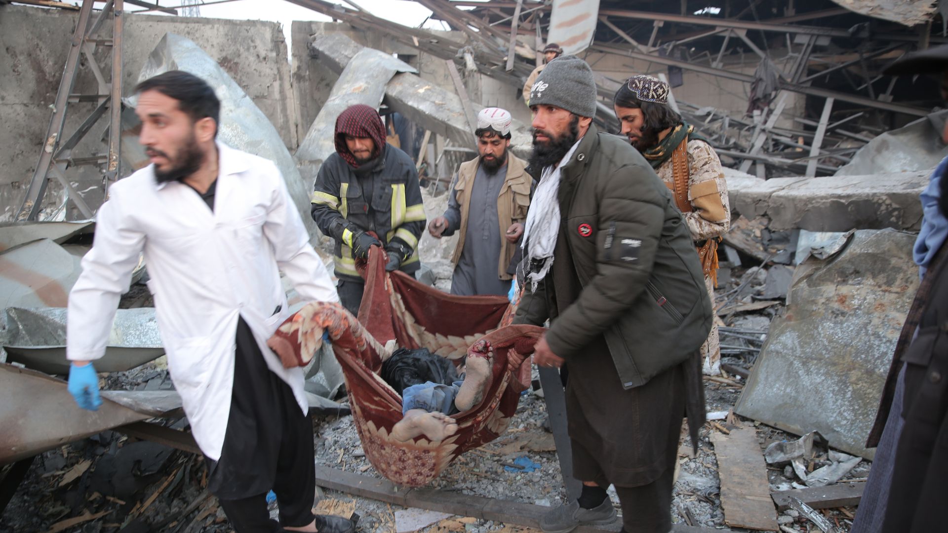 Mogelijk honderden doden bij Pakistaanse aanval op ziekenhuis in Kabul