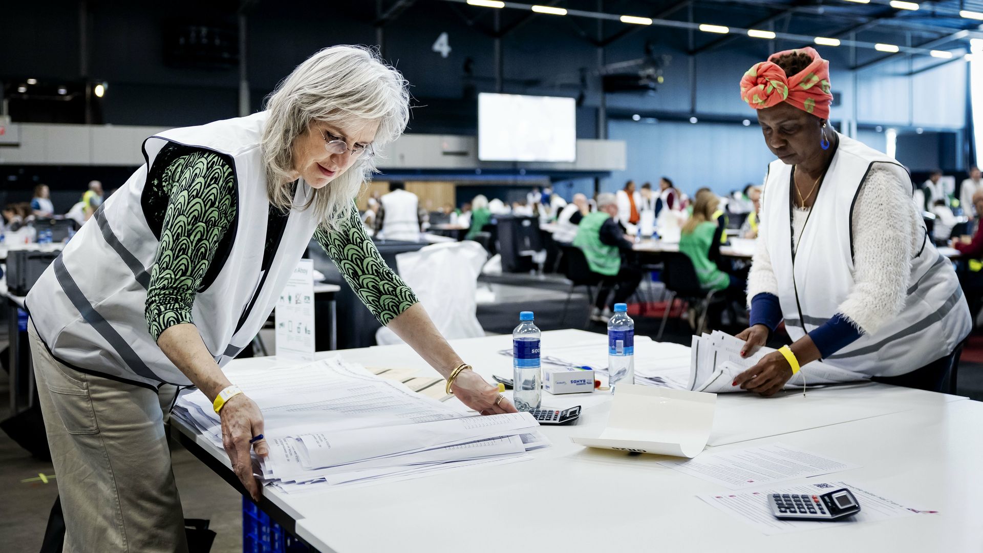 Landelijke opkomst 53,7% • Ook prognose Amsterdam binnen, GroenLinks het grootst