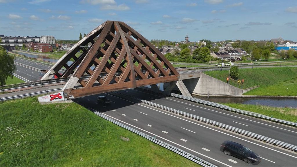 Foto: Bijzondere houten brug bij Sneek niet meer te redden, renovatie gestaakt