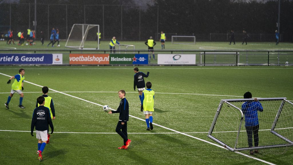 Gedwongen op zaterdagavond voetballen? Amateurclubs mogelijk naar rechter Gedwongen op zaterdagavond voetballen? Amateurclubs mogelijk naar rechter