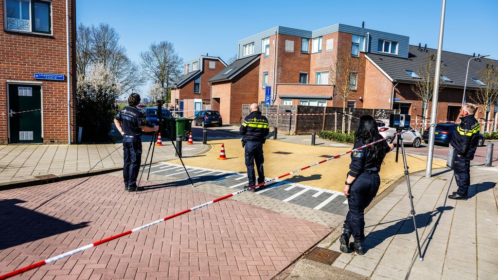 Foto: Politie zoekt nog naar vluchtauto na neerschieten Iraanse man in Schoonhoven