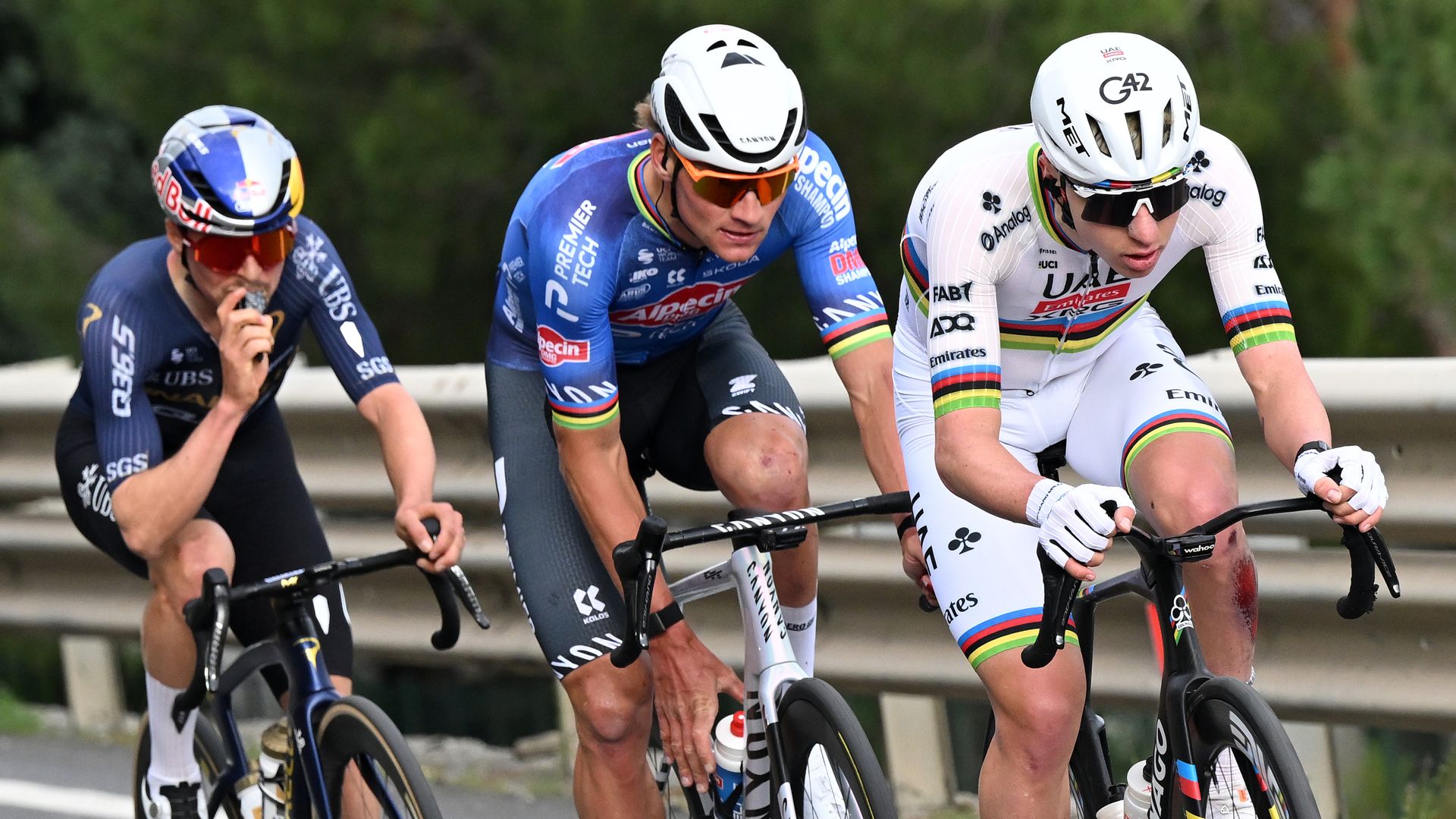 Gevallen Pogacar en Van der Poel op kop met Pidcock • Cipressa-aanval kwam na inhaalrace