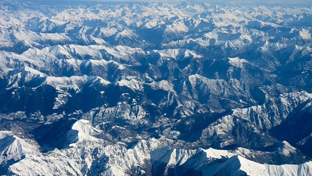 Twee skiërs omgekomen door lawine in Noord-Italië, vijf gewonden Twee skiërs omgekomen door lawine in Noord-Italië, vijf gewonden