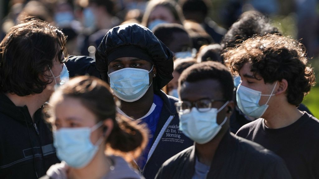 Foto: Aantal zieken door uitbraak meningokokken loopt op, Britse jongeren in rij voor vaccin