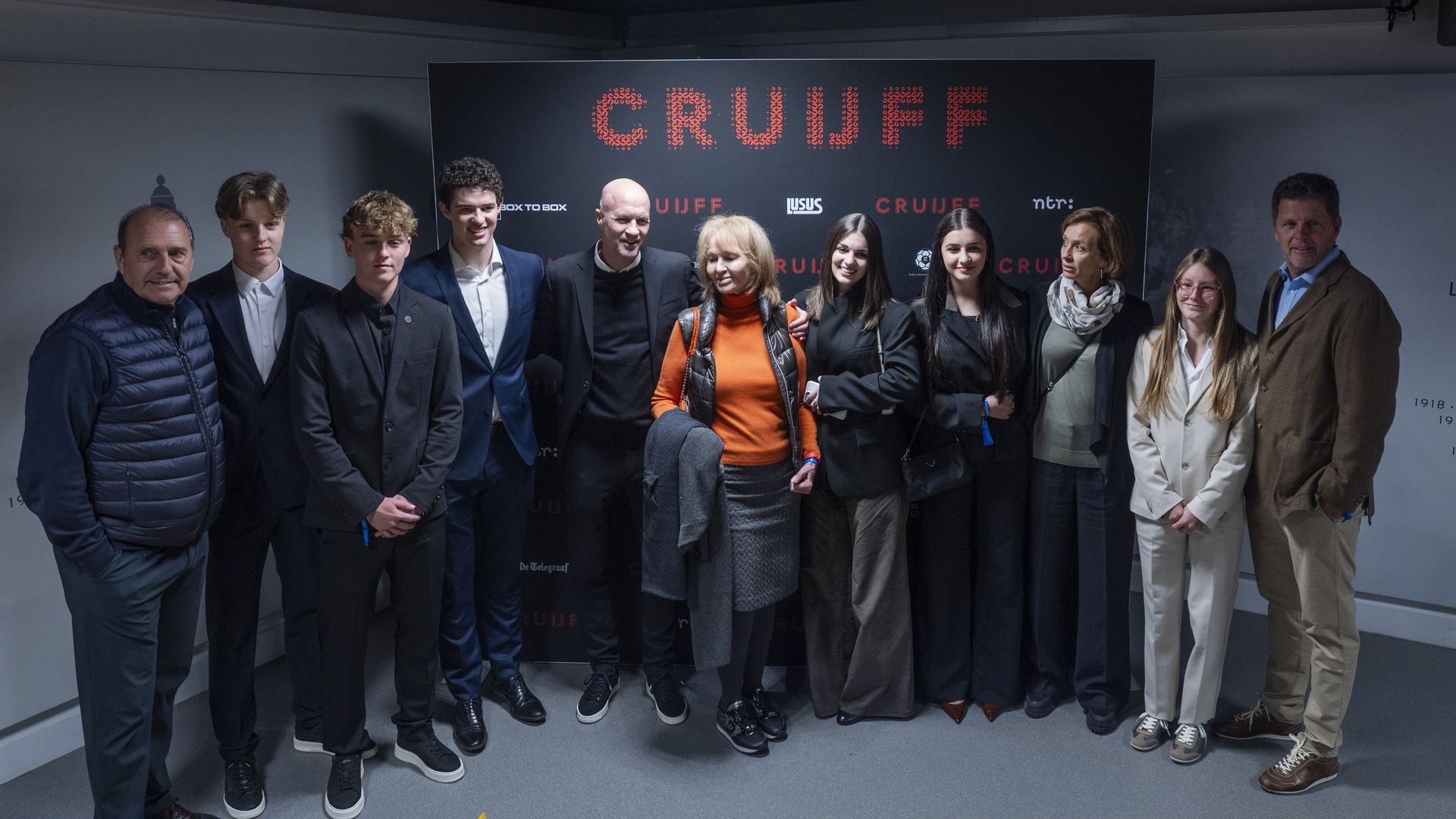 Goed gevulde Arena en talloze prominenten bij première Cruijff-docu: 'Johan voor altijd'