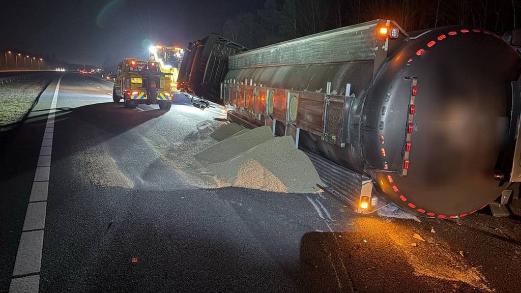 Vrachtwagen met veevoer gekanteld, A67 van grens naar Eindhoven dicht Vrachtwagen met veevoer gekanteld, A67 van grens naar Eindhoven dicht