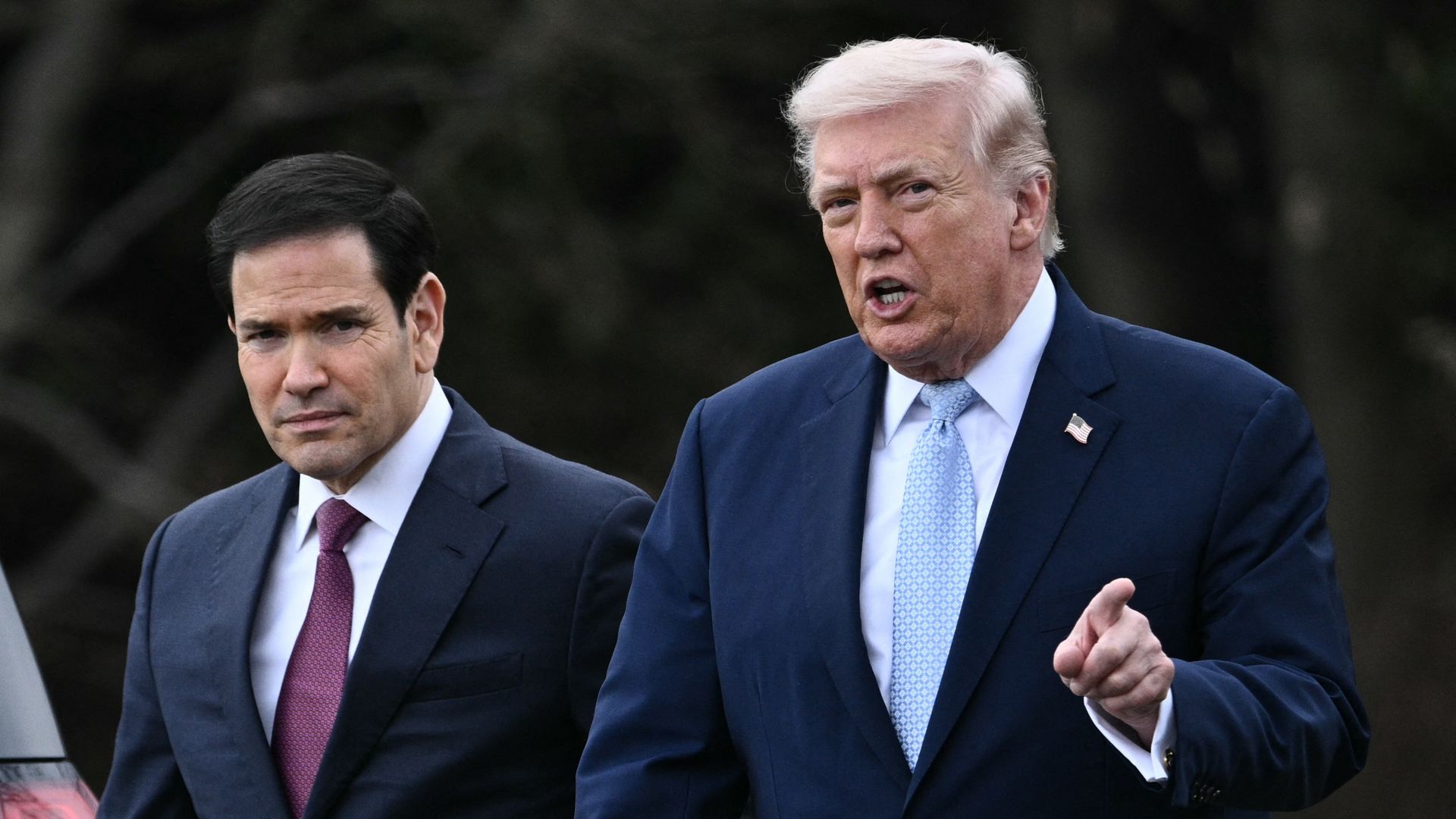 Trump stelt aanval Iraanse energiedoelen uit, Iran ontkent 'goede gesprekken'