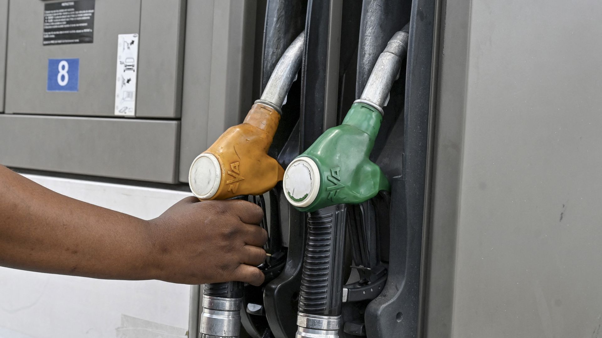 Prijzen aan de pomp blijven stijgen, is accijnsverlaging de oplossing?