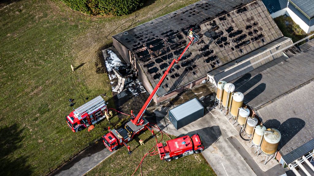Foto: Bijna wekelijks een stalbrand, overheid start campagne voor boeren