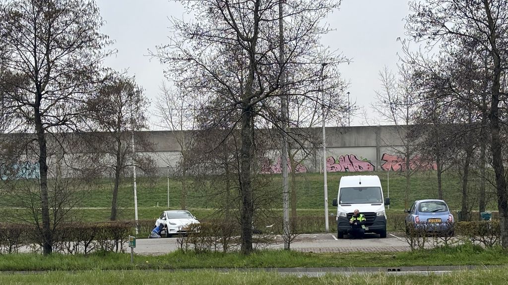 Foto: Afrit Vinkeveen op A2 enige tijd dicht om valse bommelding tegen gevangenisdirecteur