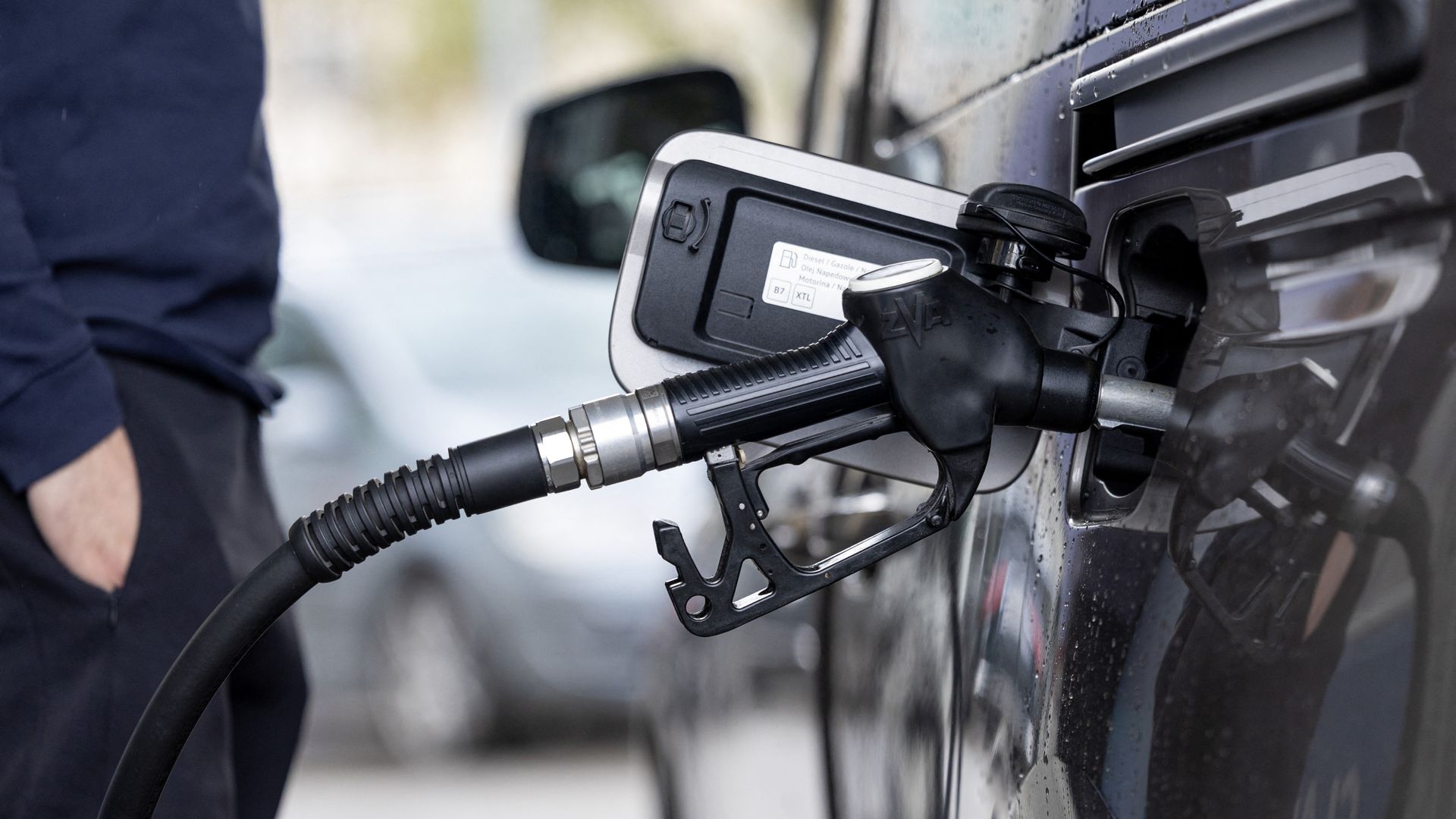 Druk op kabinet neemt toe, Kamer wil maatregelen tegen hoge prijzen 