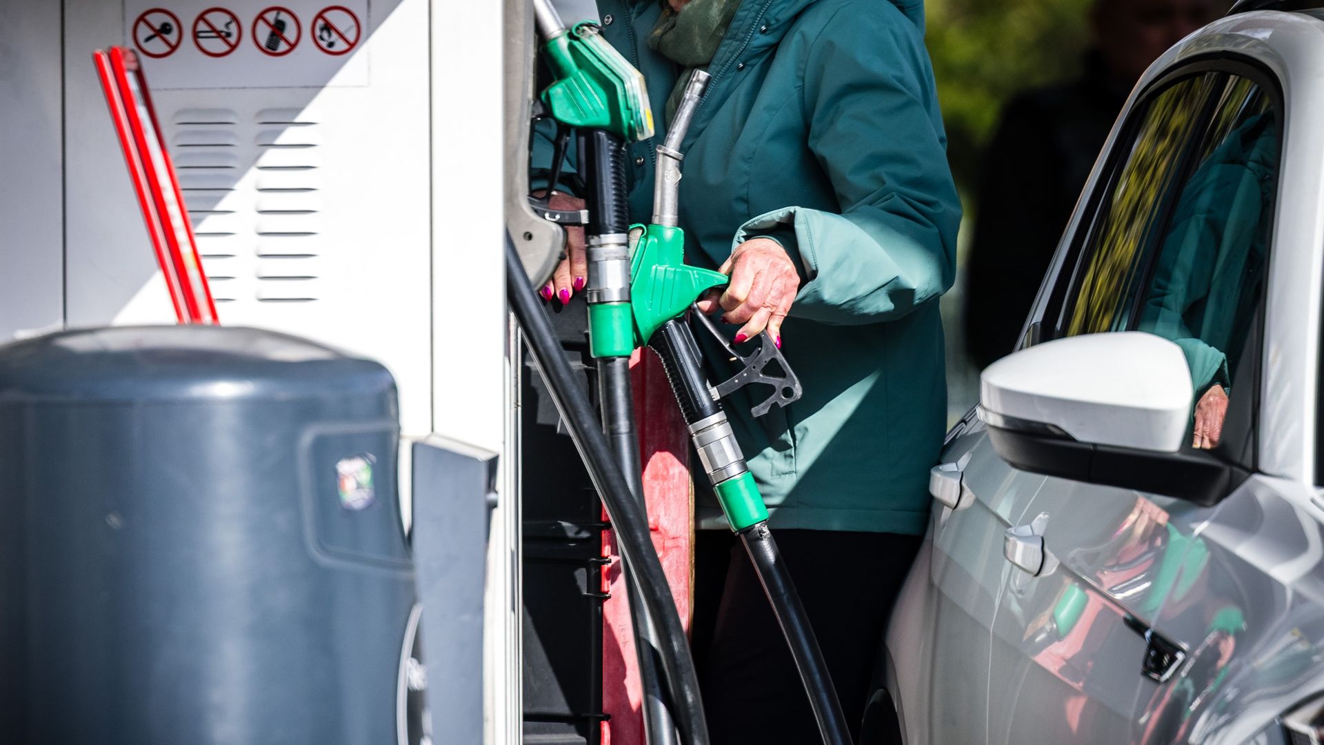 Steeds een stijging, komt er ook een daling? Vijf vragen over de prijzen aan de pomp