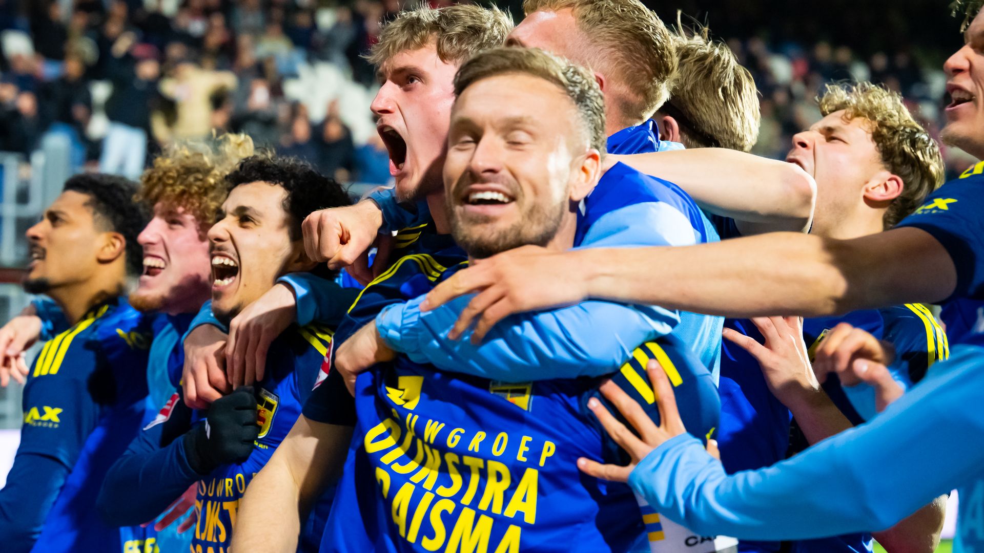 Cambuur volgt ADO naar eredivisie dankzij zege in Emmen