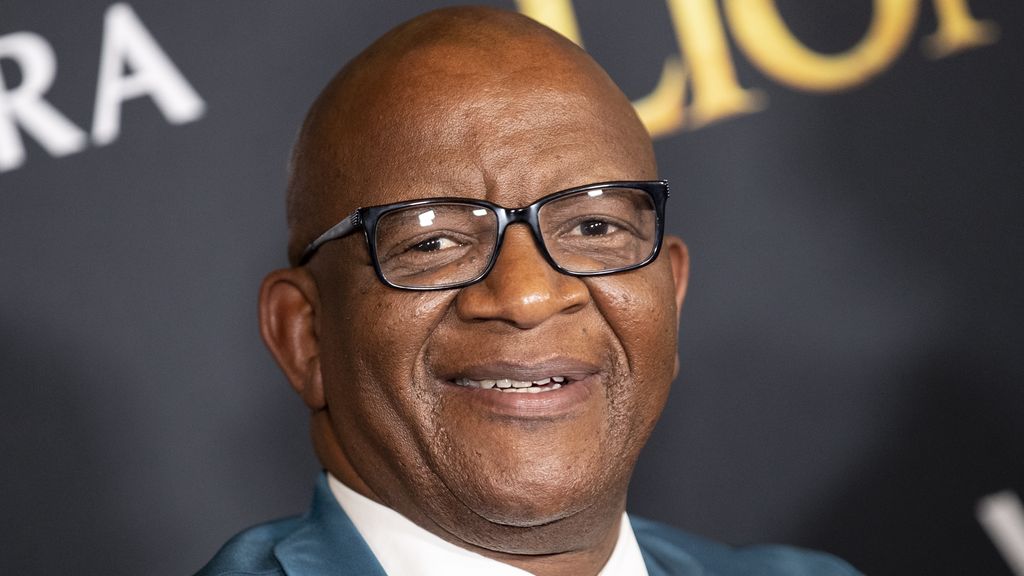 Foto: Miljoenenclaim tegen komiek vanwege 'foute' vertaling van openingszin The Lion King