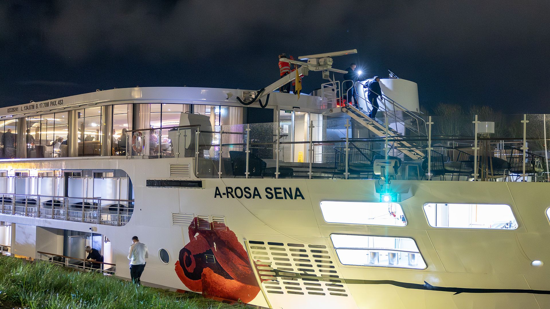 Riviercruiseschip vaart tegen brug in Amsterdam, passagiers worden van boord gehaald