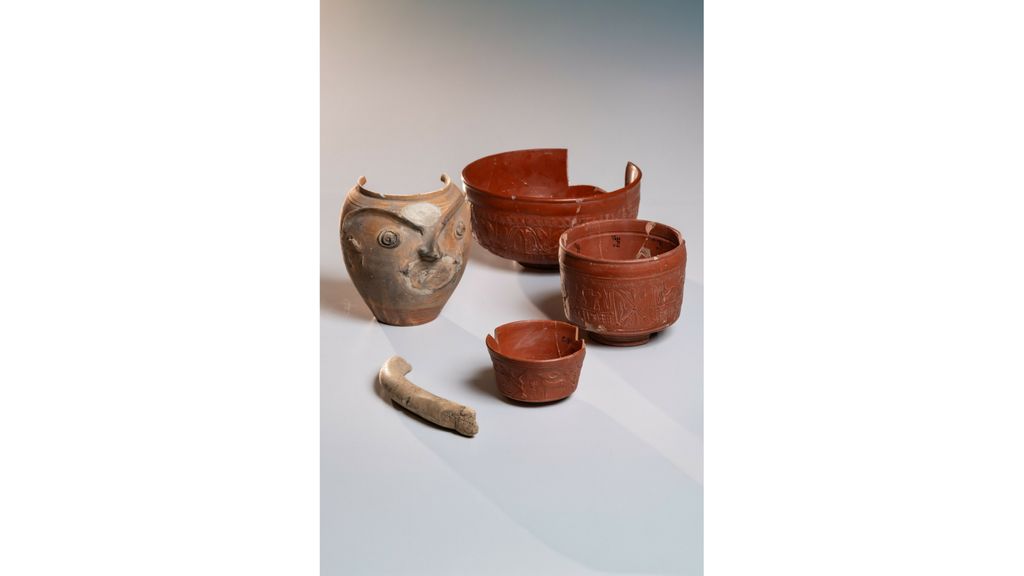 Foto: Schatgraven in ongeopende dozen bij de provincie: penisbeeld, aardewerk en kledingspeld