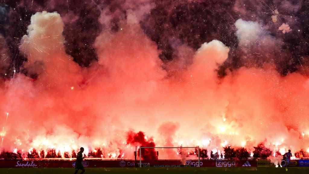 Twee aanhoudingen om vuurwerkincident bij Ajax tegen Groningen Twee aanhoudingen om vuurwerkincident bij Ajax tegen Groningen