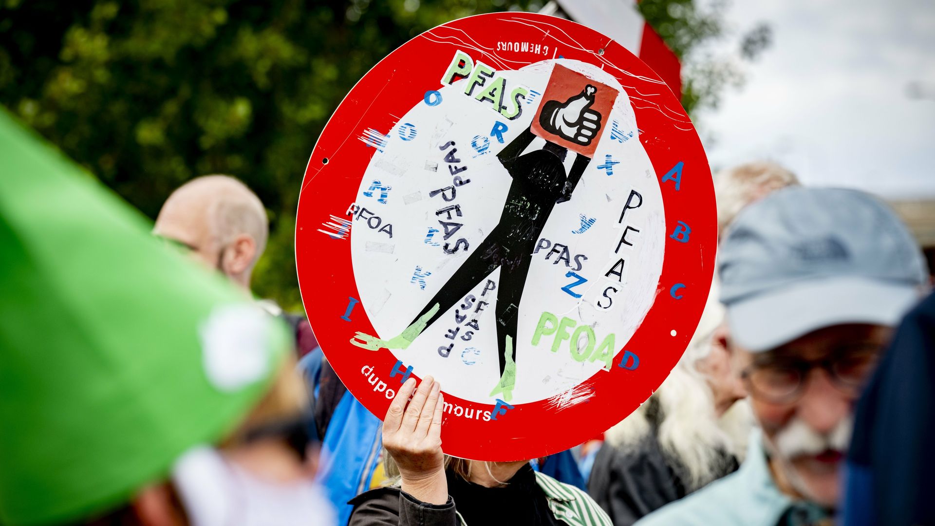 PFAS zijn giftig, opruimen is duur, maar verbod laat op zich wachten