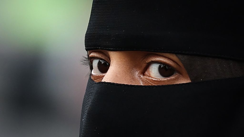 Foto: OM moet strafzaak beginnen tegen vishandelaar die vrouw in nikab kibbeling weigerde