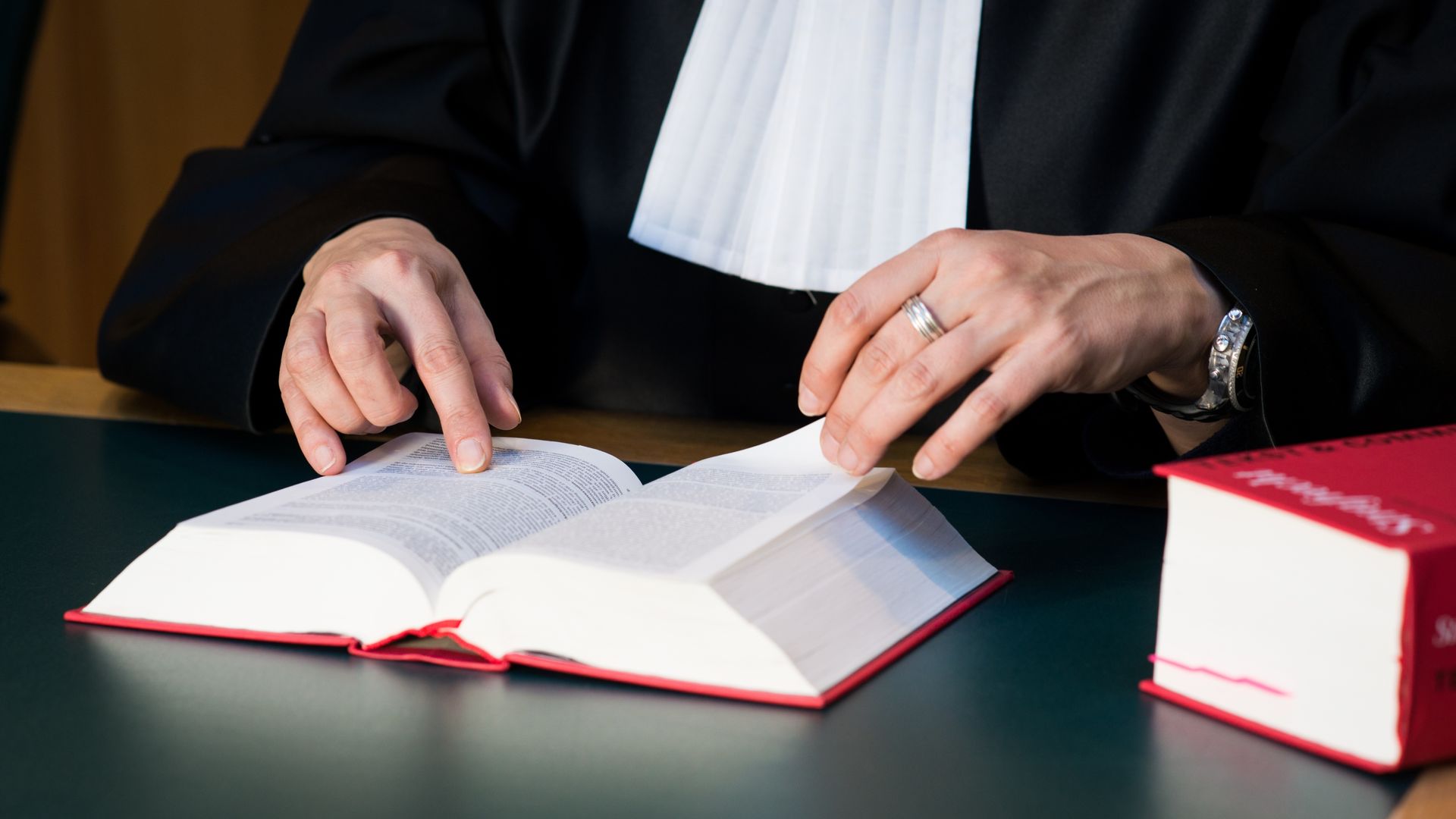 Rechters nemen het op voor 'activistische' asielrechter: 'Ze is juist actief'