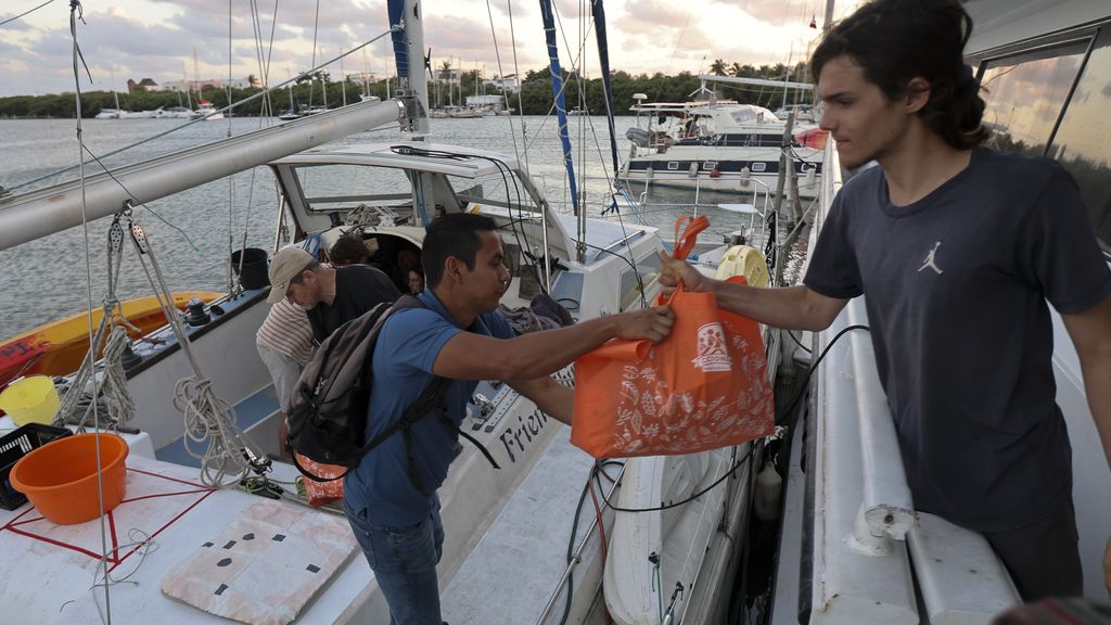 Mexicaanse marine zoekt twee vermiste schepen met hulp voor Cuba Mexicaanse marine zoekt twee vermiste schepen met hulp voor Cuba