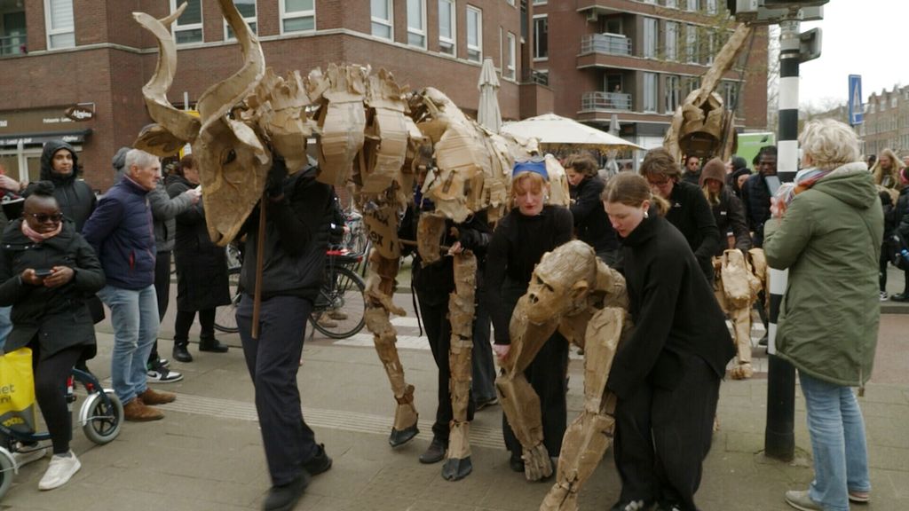 Olifanten en giraffen door straten van Rotterdam: 'Heel mooi gemaakt'