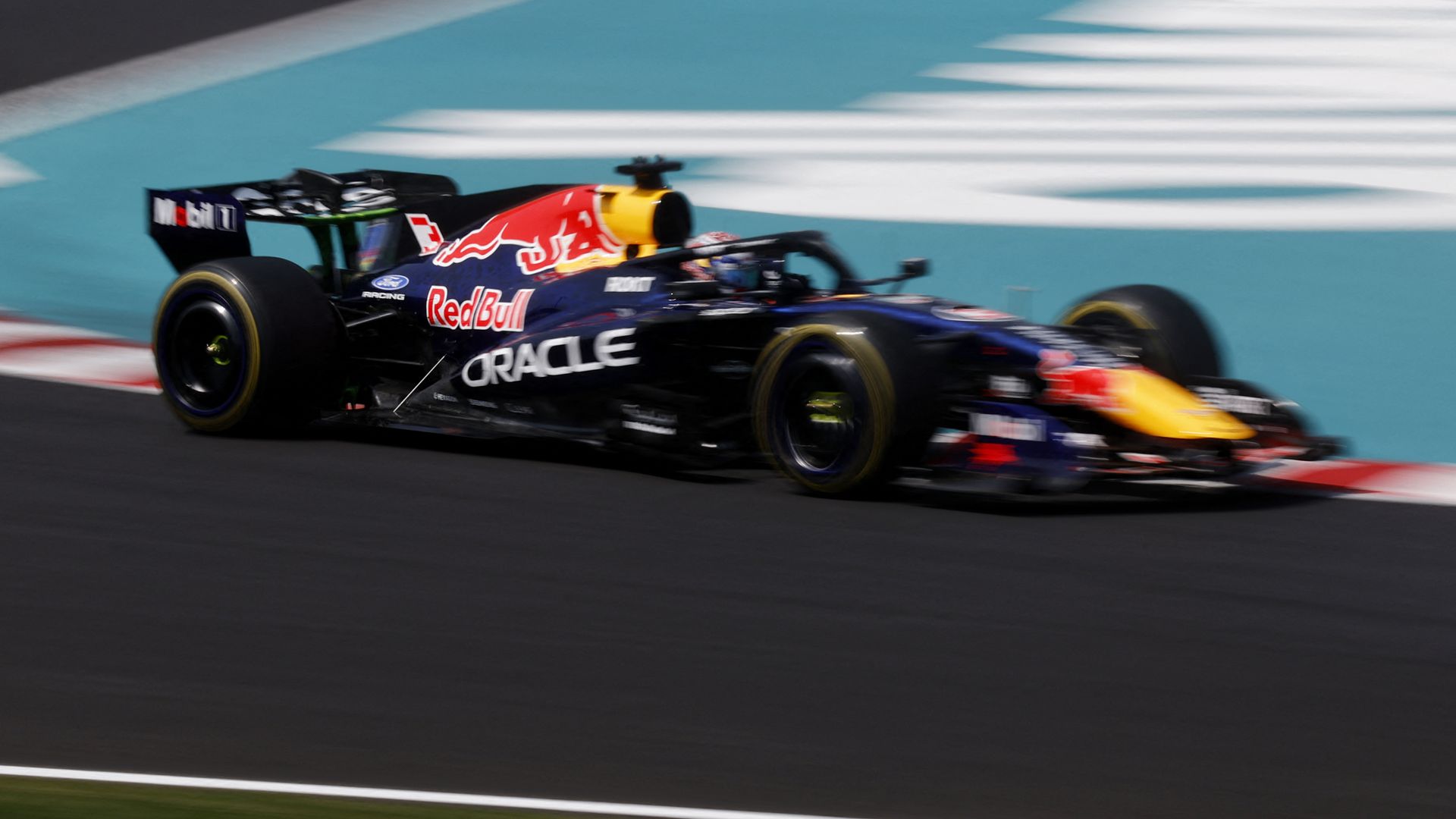 Verstappen uitgeschakeld in kwalificatie • Ferrari en McLaren kunnen mee met Mercedes