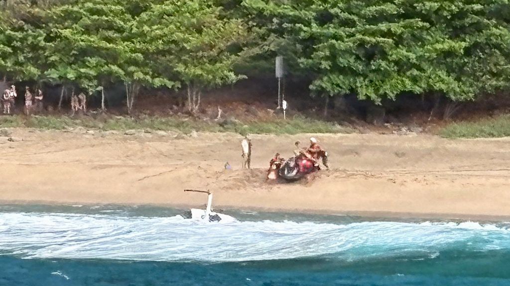 Foto: Helikopter stort neer in Hawaï, drie doden en twee gewonden 