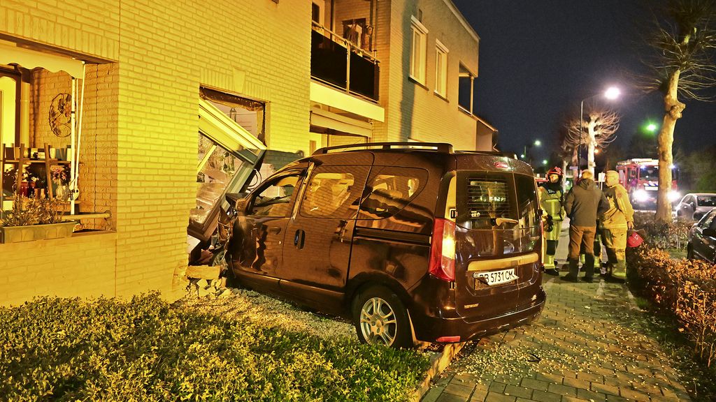 Foto: Auto crasht tegen woning Hapert, man opgepakt voor rijden onder invloed