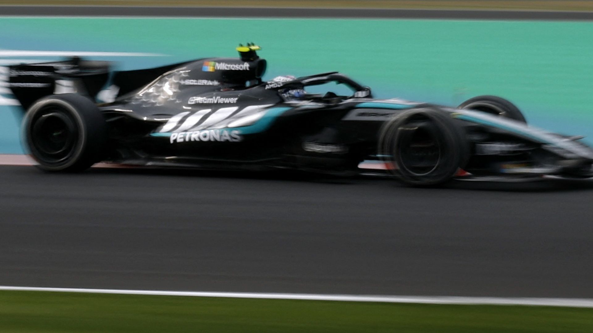 Antonelli wint GP van Japan • Verstappen rijdt kleurloos achtste • Bearman ongedeerd na crash