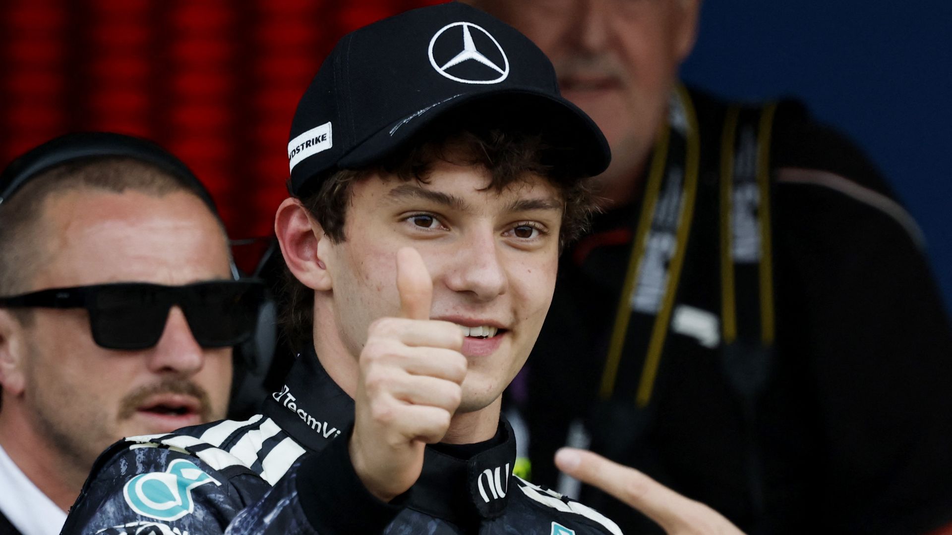 Antonelli wint GP van Japan na mazzel met safetycar, Verstappen kleurloos achtste