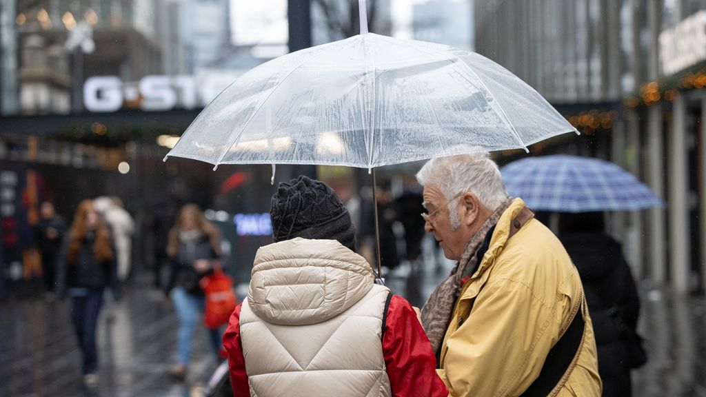 Week begint guur met veel buien, ook rest van de week wisselvallig Week begint guur met veel buien, ook rest van de week wisselvallig