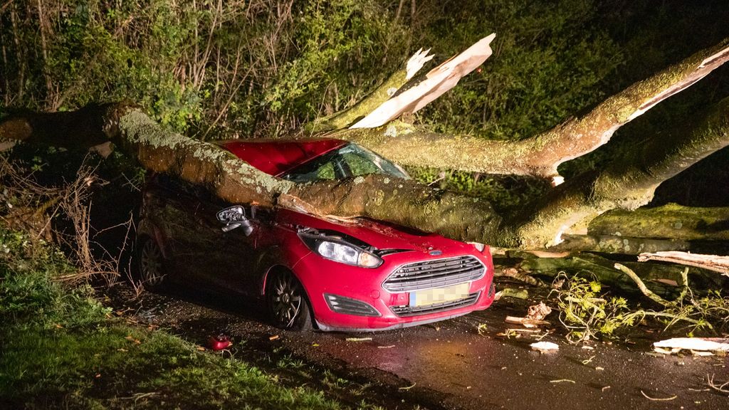 Onstuimig begin van de week: dak weggewaaid, brand door bliksem Onstuimig begin van de week: dak weggewaaid, brand door bliksem