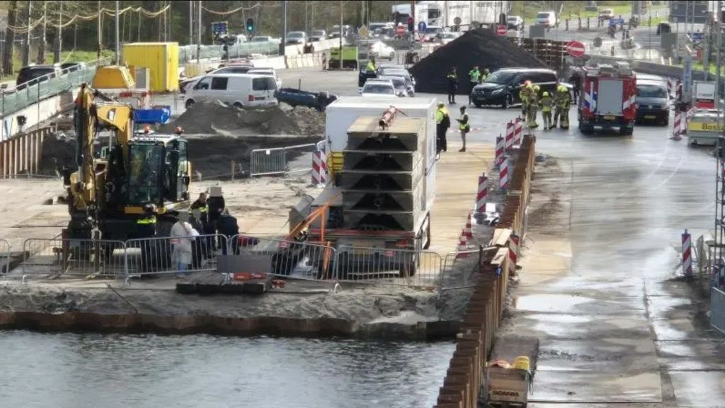 Foto: Man (48) komt onder betonplaat en overlijdt in Zaandam