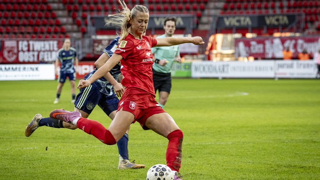 Toptalent Pennock (18) maakt droomtransfer van Twente naar Barcelona