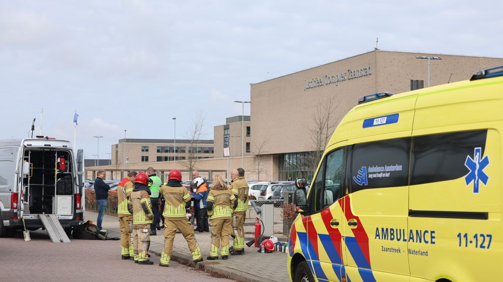 Foto: Geen explosieven gevonden na melding over pakketje bij gevangenis Zaanstad