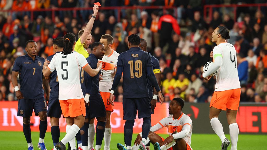 Ecuador maakt uit strafschop gelijk tegen tiental Oranje • Zweden op koers, rood voor Italië