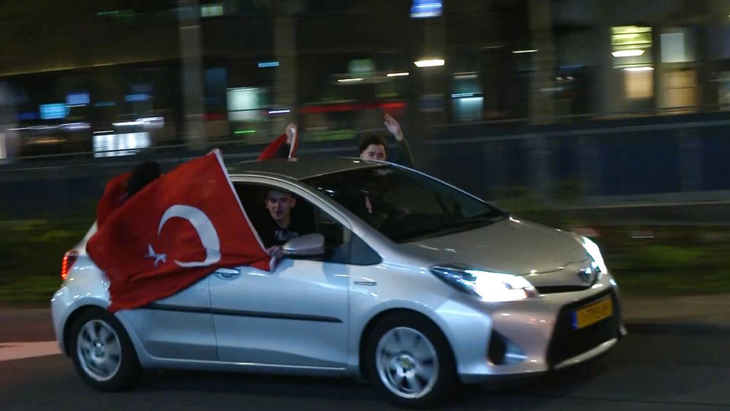 Dolblije Turkse fans in Rotterdam: Turkije na 24 jaar terug op WK