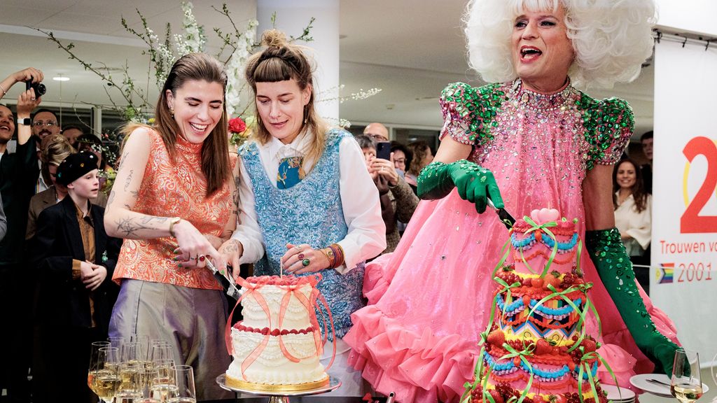 Foto: Stellen van gelijk geslacht om middernacht getrouwd bij 25-jarig jubileum homohuwelijk