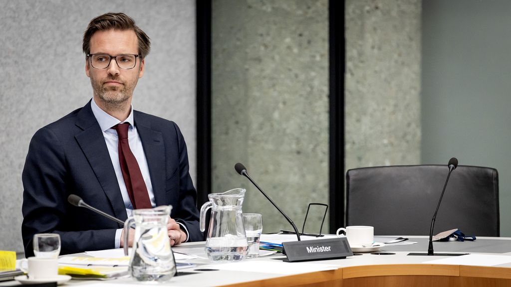 Minister Sjoerdsma van alle kanten onder vuur: ‘Eet van twee walletjes’