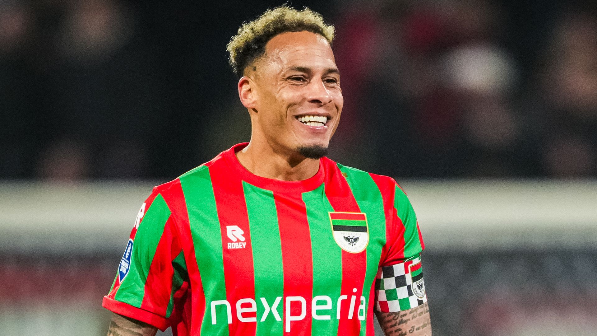 Clubs en juristen draaien overuren: Nederlands voetbal in ban van paspoortkwestie