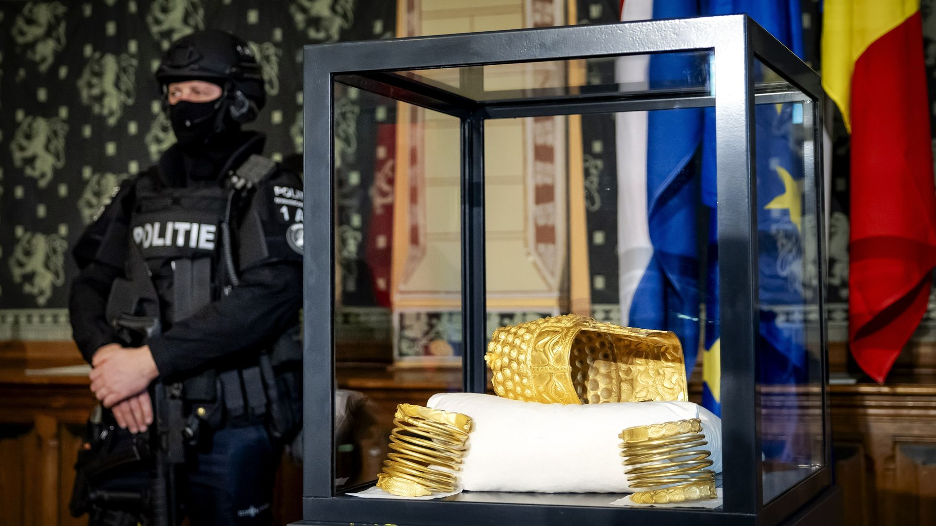 Roemeense gouden helm en twee armbanden terug na deal met verdachten