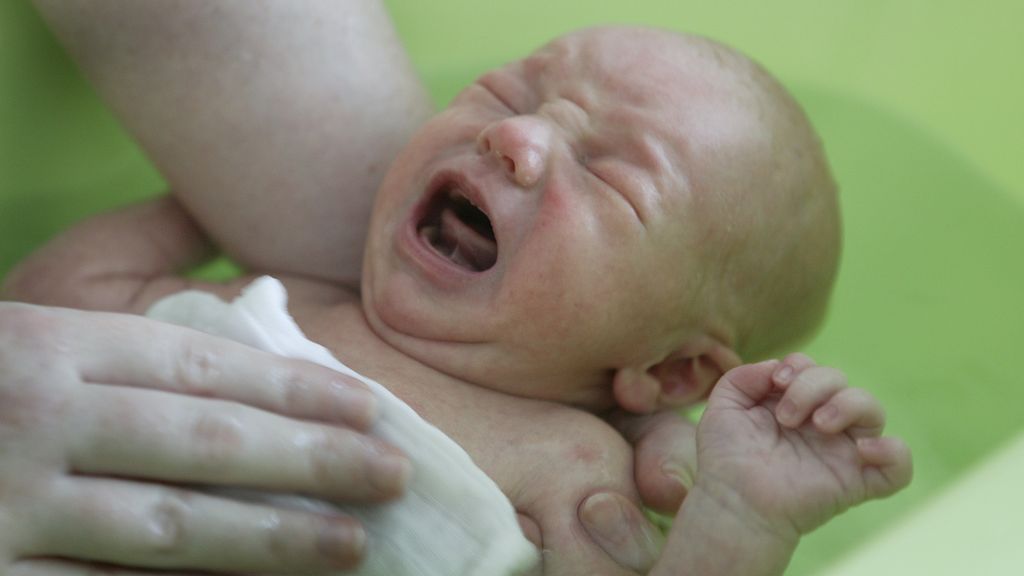 Foto: Kraamzorg 'piept en kraakt': kabinet wil keuze welk gezin meer of minder uren krijgt