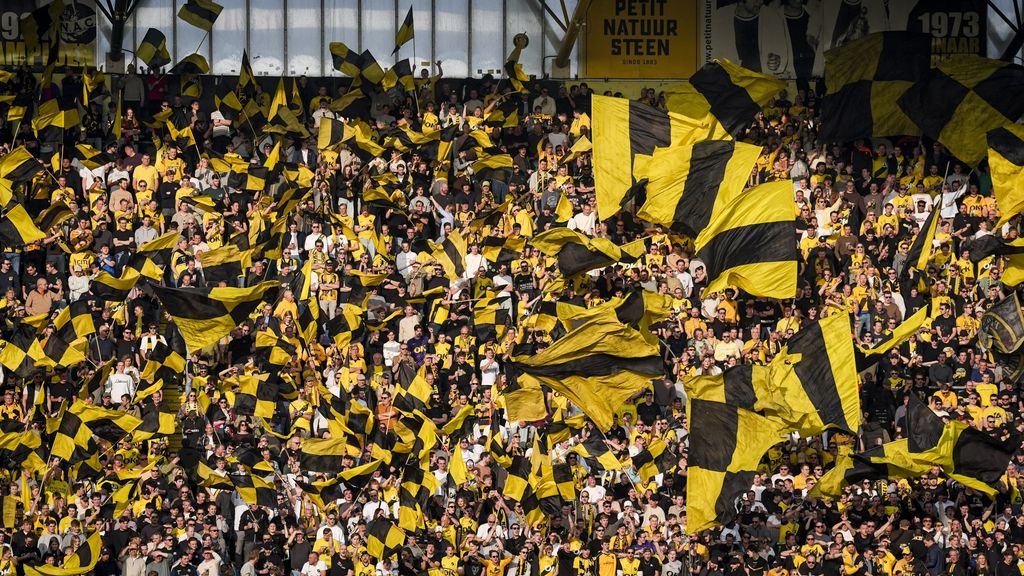 Foto: Vier verdachten aangehouden voor mishandeling na NAC-Feyenoord