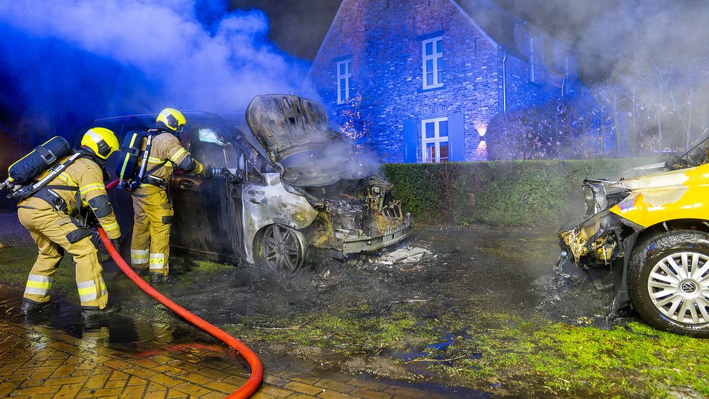 Foto: Politie onderzoekt reeks autobranden in Heesch en zoekt getuigen