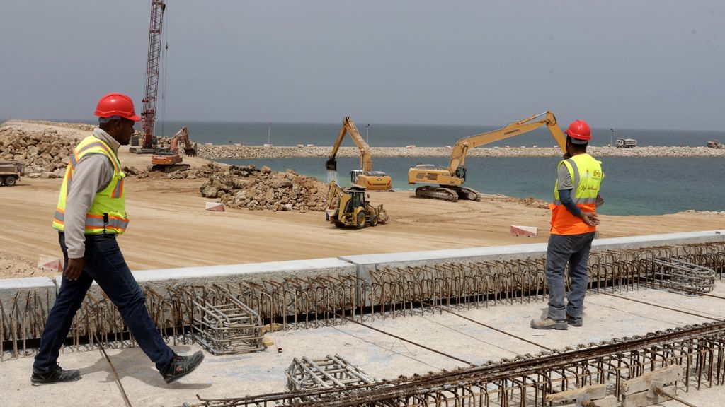 Foto: Nederlands schip werkt in bezet gebied, 'mogelijk schending internationaal recht'